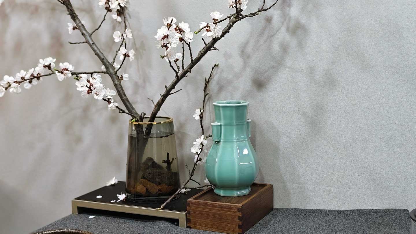 你买的不是花瓶，而是整个春天；把好心情插进花瓶带回家；龙泉青瓷花瓶